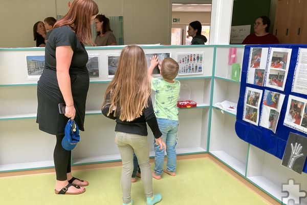 Die Arbeit im Krankenhaus ist ganz schön abwechslungsreich: Drei Mütter, allesamt Krankenschwestern in unterschiedlichen Bereichen, stellten ihre Tätigkeiten per Rollenspiel vor. Foto: Birgit Lesch/pp/Agentur ProfiPress