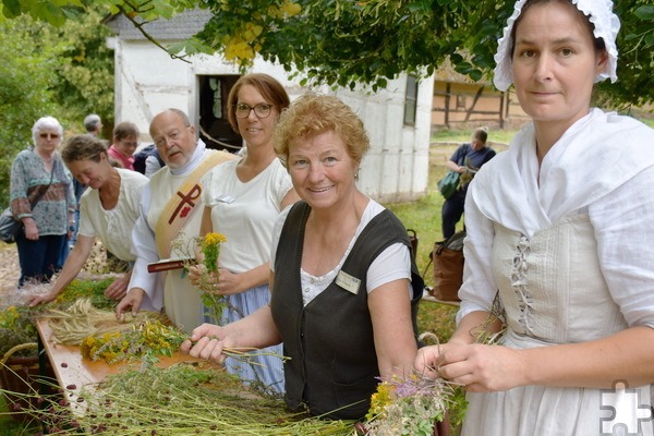 Das Bild von Museums-Hauswirtschafterinnen und Diakon Manni Lang entstand nach der Kräutersegnung an Mariä Himmelfahrt des vergangenen Jahres vor dem Schützendorfer Kapellchen im Rheinischen Freilichtmuseum Kommern. Foto: Sabine Roggendorf/pp/Agentur ProfiPress