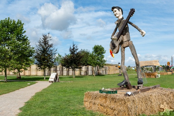 So sieht Elvis „nackt“ aus. Doch auch der King of Rock ‚n‘ Roll wird mit einem glitzernden Kürbis-Outfit zum Hingucker auf dem Gelände des Krewelhofs Eifel. Foto: Ronald Larmann/pp/Agentur ProfiPress