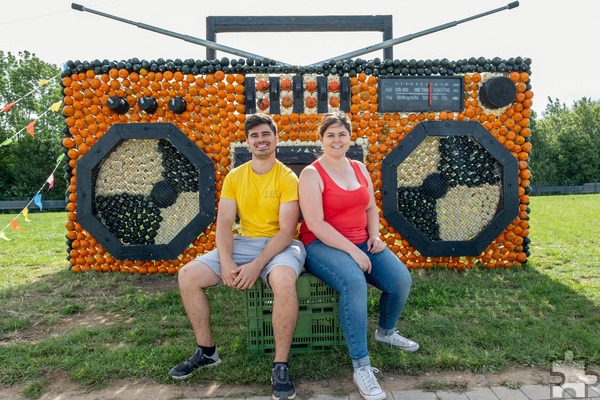 Kurze Pause vor dem Ghettoblaster: Die Junior-Chefs Max und Bibi Bieger packen kräftig mit an, damit die Kürbis-Schau auf dem Krewelshof Eifel pünktlich zum 1. September starten kann. Foto: Ronald Larmann/pp/Agentur ProfiPress