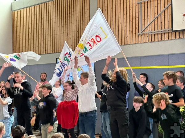 Die Mittelstufe hatte für die Verabschiedungsfeierlichkeiten von Edeltraud Lorenzen einen furiosen Tanz mit bunten Fahnen einstudiert. Foto: Privat/pp/Agentur ProfiPress