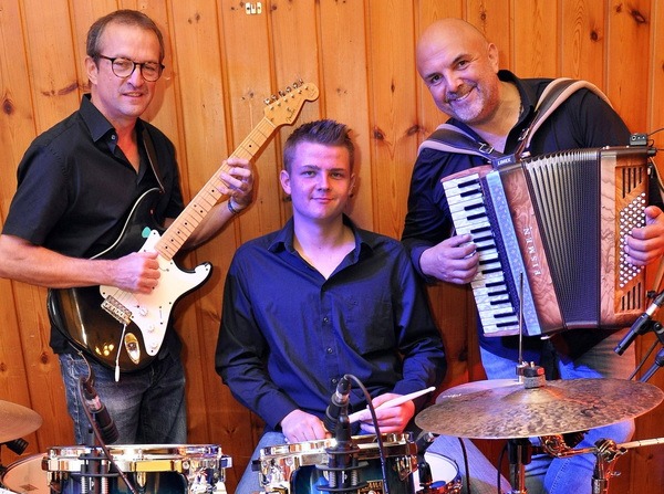 Das Trio „Mac Henry“ mit Harry Schäfer, Noah Lingscheid und Markus Lingscheid (v. l.) spielt am Kirmessamstag, 24. August, in Kall zum Tanz auf. Foto: Reiner Züll/pp/Agentur ProfiPress