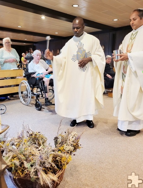 Father Patrick Mwanguhya segnete mit Generalsuperior Pfarrer Jaison Thazhathil an seiner Seite zur Feier des Tages über 30 Krautwische, eine eintausendeinhundert Jahre alte Sakramentalie der katholischen Kirche. Foto: Manfred Lang/pp/Agentur ProfiPress