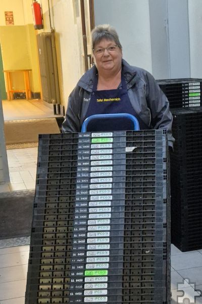 Viertagewoche im Ehrenamt: Marina Bouhs ist bei der Mechernicher Tafel aktiv und hat einfach große Freude daran, etwas Sinnvolles und Gutes für andere Menschen zu tun. Foto: Wolfgang Weilerswist/pp/Agentur ProfiPress