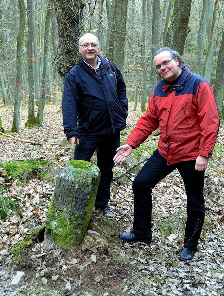 Pfarrer und GdG-Leiter Erik Pühringer (v.r.) und Kirchenvorstand  Helmut Müller zeigen Interessierten bei Besichtigungen regelmäßig den „Gotteswald“ bei Bouderath/Nöthen, nächstens wieder am 1. September um 18 Uhr. Archivfoto: pp/Agentur ProfiPress