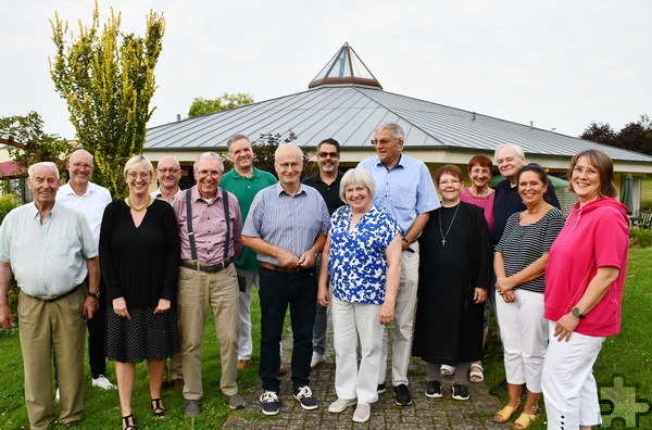 Der Vorstand des Fördervereins vor dem Hospiz „Stella Maris“ mit dem neuen Vorsitzenden Bürgermeister Dr. Hans-Peter Schick und seinen Vorgängern Jürgen Sauer und Heiner Dierhoff. Foto: Manfred Lang/pp/Agentur ProfiPress