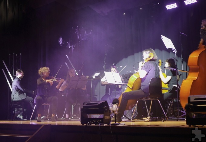 Das Orchester war mit neun Instrumenten - Geigen, Bratsche, Cello, Klarinette und Bass - hervorragend besetzt. Das Publikum wurde von den ruhigen Passagen getragen und von den expressiven Stücken gleichsam in die Schwerlosigkeit entrückt. Foto: g&f media/privat/pp/Agentur ProfiPress