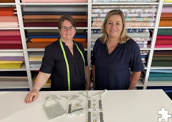 Bettina Bauerfeind (l.) von der Nettersheimer Textilschmiede und Michaela Nowald aus Urft hoffen, dass sich am 25. August viele Näh-Helferinnen an der Aktion für die Kölner Kinder-Onkologie beteiligen. Foto: Hilfsgruppe Eifel/pp/Agentur ProfiPress