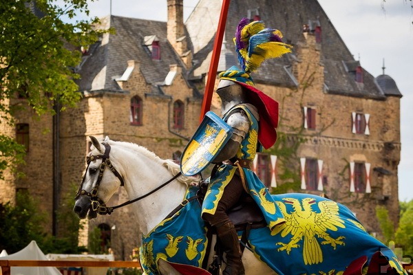 An den ersten beiden Pfingstwocheneden finden auf Burg Satzvey wieder die legendären „Ritterfestspiele“ statt. Foto: Mike Goehre/Der Fotoschmied/pp/Agentur ProfiPress