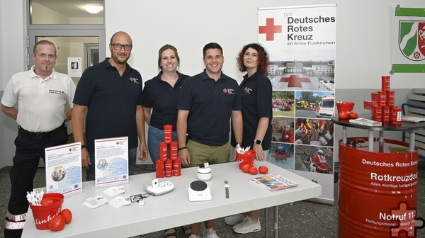 Ein ganzes Team des DRK beriet die Senioren zu verschiedenen Angeboten, die ihr Leben einfacher machen: (v. r.) Angelina Pelzer, Daniel Larres, Maren Dederichs und Patrick Dost. Martin Prinz (l.) vom Ortsverein behielt die Gesundheit der Anwesenden im Blick. Foto: Henri Grüger/pp/Agentur ProfiPress