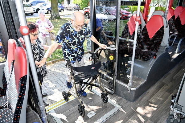 Hier konnte man in Ruhe den Ein- und Ausstieg mit dem Rollator üben. Foto: Henri Grüger/pp/Agentur ProfiPress