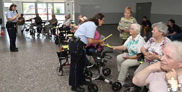 Polizeihauptkommissarin Anke Weber und Polizeioberkommissarin Julia Braun (r.) verteilten reflektierende Armbänder, Warnwesten und Aufkleber. Foto: Henri Grüger/pp/Agentur ProfiPress