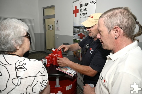 Hier klärte der Mechernicher DRK-Ortsvereins-Gemeinschaftsleiter Sascha Suijkerland über die Wichtigkeit der „Rotkreuzdose“ für den Rettungsdienst auf. Foto: Henri Grüger/pp/Agentur ProfiPress