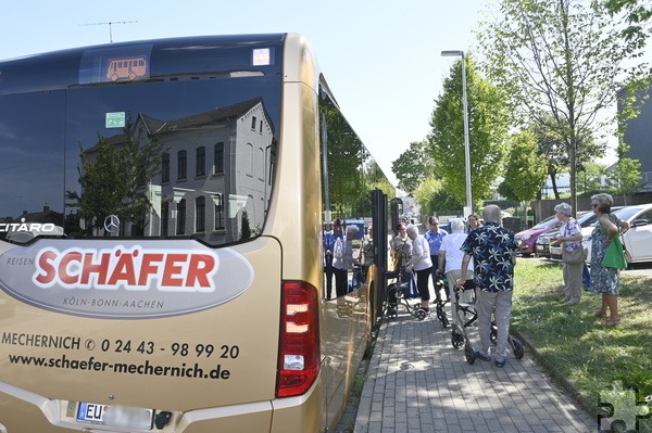 Ein Bus der Firma Schäfer Reisen stand dank seiner Fahrerin Amanda Polcher vor der Tür bereit. Foto: Henri Grüger/pp/Agentur ProfiPress