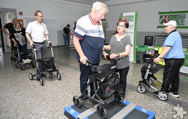 Günther Schulz (m.), Ortsbürgermeister von Mechernich, hat mit dem DRK, der Polizei, der Kreisverkehrswacht und der Stadtverwaltung den zweiten Rollatorentag veranstaltet. Hier erklärte ihm Dozentin Cornelia Brotesser gerade, wie man am besten Bordsteine erklimmt, während Detlef Seid MdB bereits in der Schlange wartete. Foto: Henri Grüger/pp/Agentur ProfiPress