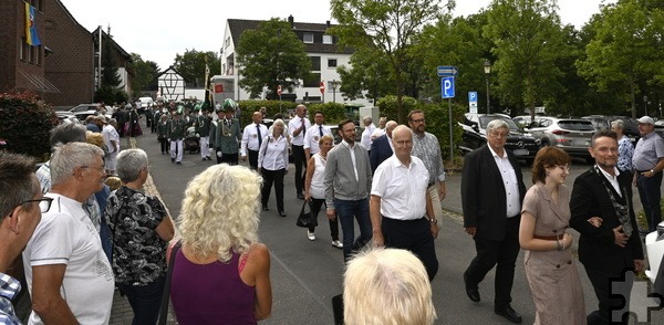 Auch Vertreter aus Politik und Verwaltung bahnten sich ihren Weg mit dem Zug. So zum Beispiel der Mechernicher Bürgermeister Dr. Hans-Peter Schick, der Erste Beigeordnete Thomas Hambach, Ortsbürgermeister Rolf Jaeck und der stellvertretende Bürgermeister Günther Kornell. Foto: Henri Grüger/pp/Agentur ProfiPress