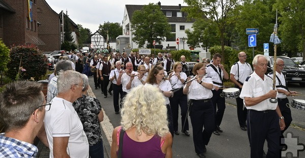 Unter musikalischer Begleitung zogen hunderte Teilnehmerinnen und Teilnehmer durch den Ort. Foto: Henri Grüger/pp/Agentur ProfiPress