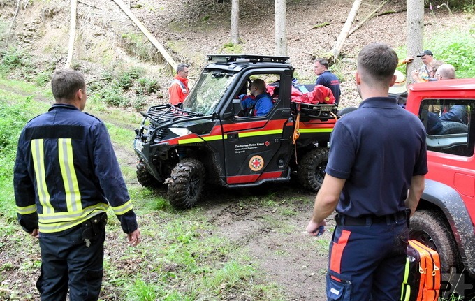 Mit ihrem „Utility Vehicle“, einer Art Buggy, konnte die Bergwacht des DRK-Kreisverbandes Euskirchen kürzlich zu einem jungen Mann gelangen, der sich weit abseits in einem schwer zugänglichen Waldgebiet bei Bad Münstereifel schwer verletzt hatte. Foto: Manfred Görgen/pp/Agentur ProfiPress