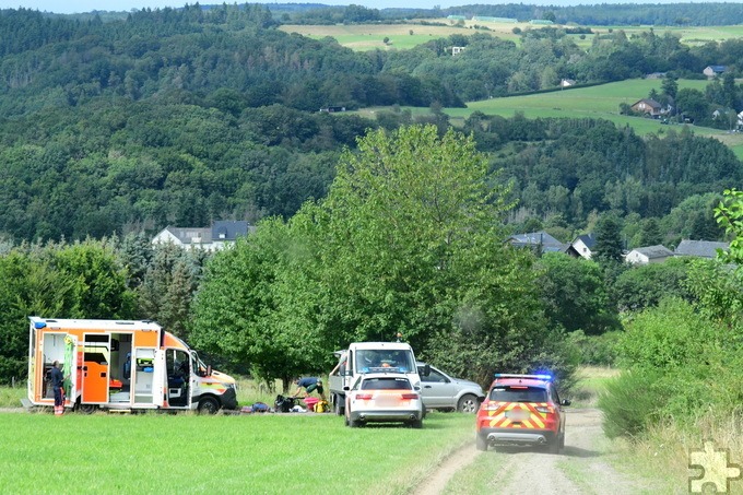 Vor Ort konnten Feuerwehr, Rettungsdienst und Bundeswehr zunächst nicht zum Verletzten gelangen, weder zu Luft oder durch den Wald. Foto: Manfred Görgen/pp/Agentur ProfiPress