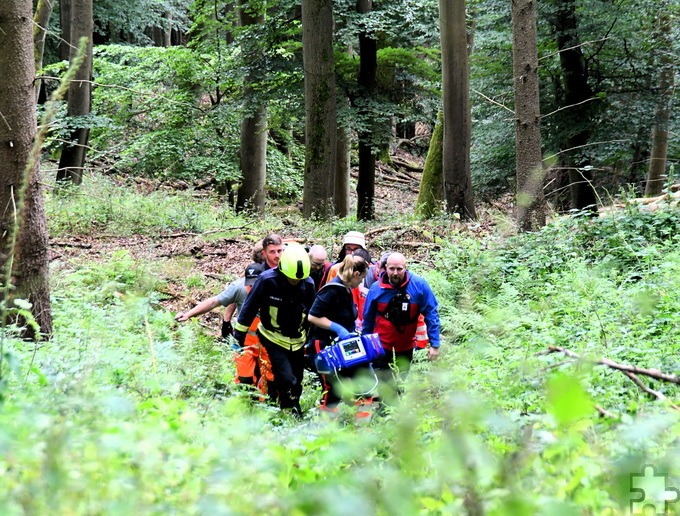 … und trugen ihn mit anderen Helfern zurück zum UTV. Foto: Manfred Görgen/pp/Agentur ProfiPress