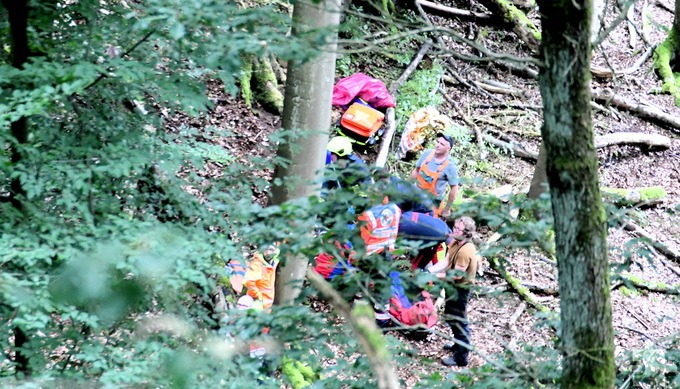 … halfen bei der Erstversorgung des jungen Mannes vor Ort… Foto: Manfred Görgen/pp/Agentur ProfiPress