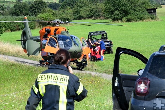 So konnte man ihn zu einem Rettungshubschrauber in der Nähe fahren, der den Bad Münstereifeler zum Mechernicher Kreiskrankenhaus flog. Foto: Manfred Görgen/pp/Agentur ProfiPress