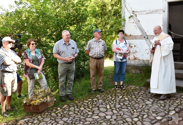 Der Küster und eine kleine Delegation aus der Pfarre St. Hubertus in Mechernich-Obergartzem brachte Sträuße für die Gemeinde zur Segnung ins Museum, rechts Diakon Manni Lang. Foto: Sabine Roggendorf/pp/Agentur ProfiPress    