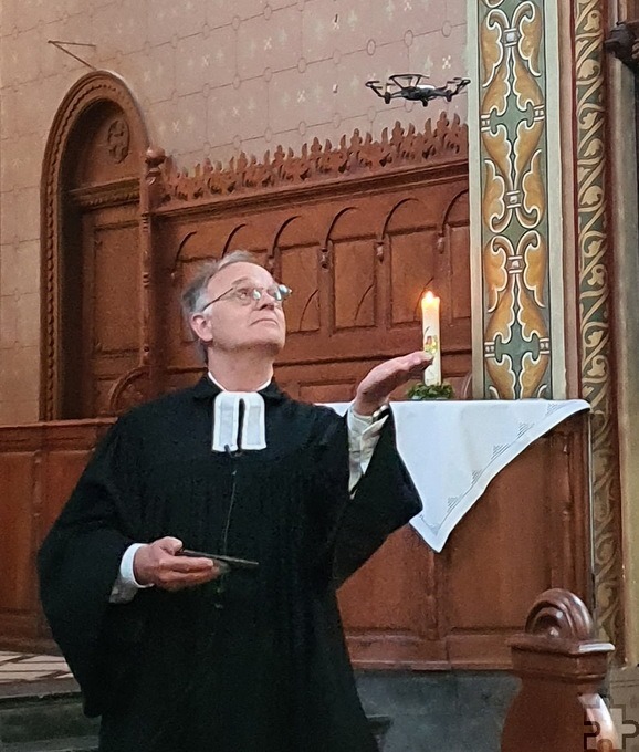 In der Pastoral hat Michael Stöhr keine Hemmung beim Einsatz moderner Medien und Anschauungsobjekte, hier beim Flugeinsatz einer Drohne in einer Meditation über den heiligen Geist in der evangelischen Kirche in Roggendorf. Das Bild Sascha Herrings ziert Stöhrs Einladungskarte zur Verabschiedung am 15. September. Foto: pp/Agentur ProfiPress