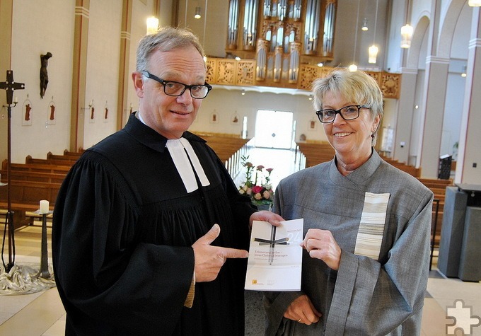 Ein Freund der Ökumene: Der scheidende Pastor Dr. Michael Stöhr und die bereits in Ruhestand gegangene katholische Gemeindereferentin Maria Jentgen in der Pfarrkirche St. Johannes Baptist in Mechernich. Archivfoto: pp/Agentur ProfiPress