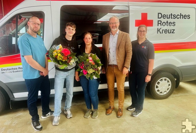 Stolz begrüßten (v. r.) Kreisgeschäftsführer Rolf Klöcker, Rettungsdienstleiterin Vanessa Siebertz und Praxisanleiter Matthias Unger (l.) die „frisch gebackenen“ Notfallsanitäter Til Voß und Annika Zöll in den Reihen des Roten Kreuzes im Kreis Euskirchen. Foto: Patrick Dost/DRK-Kreisverband Euskirchen/pp/Agentur ProfiPress