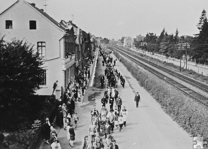 Unter großer Beteiligung der Bevölkerung zieht der Trauerzug für die beim Raubüberfall ermordeten Sicherheitskräfte durch die Mechernicher Bahnstraße. Das Entsetzen über die Bluttat hielt sich „auf Spandau“ über Jahrzehnte. Es gab viele Verdächtigungen, aber keiner der vier Täter wurde jemals ermittelt. Foto: Archiv Peter Lorenz Koenen/pp/Agentur ProfiPress