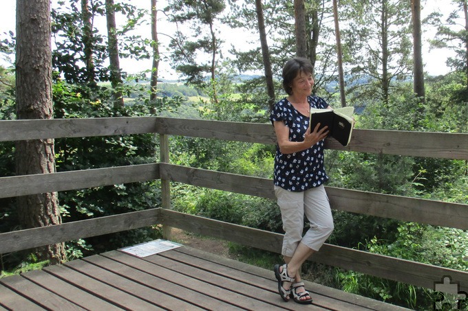 Beim Blick ins Buch musste die Mechernicher Tourismusbeauftrage Gabi Schumacher so manches Mal schmunzeln. Foto: Robert Ohlerth/pp/Agentur ProfiPress