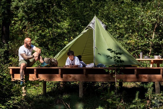 So kann das Zelten auf der hölzernen Plattform aussehen. Zwei Zelte passen drauf, die Plätze müssen unter  www.trekking-eifel.de gebucht werden und kosten 15 Euro pro Zelt pro Nacht. Foto: Naturpark Nordeifel e.V./Nils Nöll/pp/Agentur ProfiPress