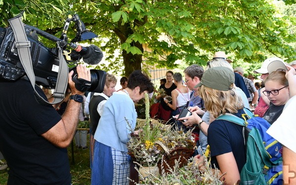 Hochbetrieb herrschte an Maria Himmelfahrt anlässlich der Kräutersegnung vor dem Schützendorfer Sankt-Michaels-Kapellchen. Auch der WDR, Museumsleiter Dr. Carsten Vorwig und Pressesprecher Daniel Manner waren da. Foto: Sabine Roggendorf/pp/Agentur ProfiPress