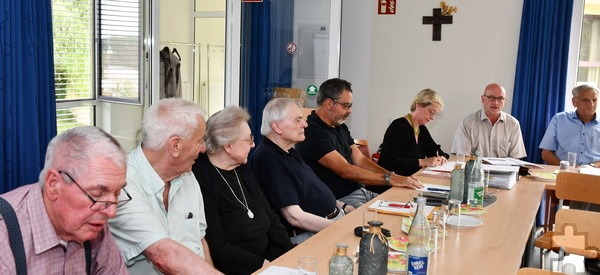 Blick in die Fördervereinssitzung mit (v.l.) Hans-Jürgen Sauer, Heinz-Dieter Pielen, Schwester Dorothea Rolfes, den Beisitzern Wilfried Schmidt und Guido Plützer, Schriftführerin Miriam Arnold, Sozialwerks-Geschäftsführer Norbert Arnold und dem bisherigen Vorsitzenden und neuen Stellvertreter Heiner Dierhoff. Foto: Manfred Lang/pp/Agentur ProfiPress