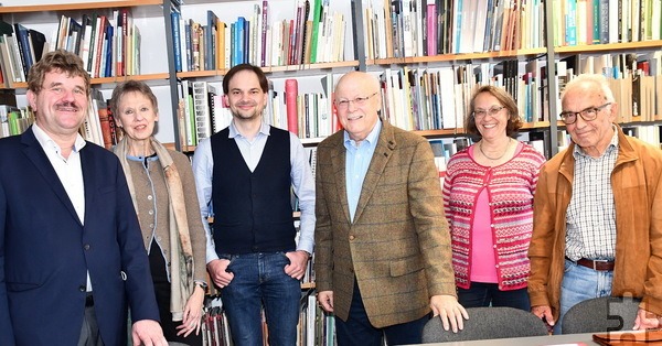 Dr. Reinhold K. Weitz (r.), hier mit dem Vorstand des Fördervereins und Museumsleiter Dr. Dennis Niewerth, leitet am 11. September eine Exkursion des Kuchenheimer Industriemuseums-Fördervereins ins „Museum der Papierkunst“ nach Bergisch-Gladbach. Foto: Manfred Lang/pp/Agentur ProfiPress