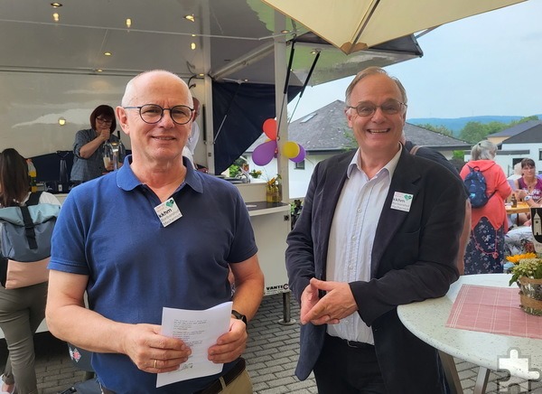 Vorsitzender Ralf Claßen (l.) und sein Stellvertreter Dr. Michael Stöhr vom Förderverein des Gesundheitsverbundes Kreiskrankenhaus Mechernich haben dem Barbarahof für den Gartenausbau Spendenmittel zugeschossen. Foto: Manfred Lang/pp/Agentur ProfiPress