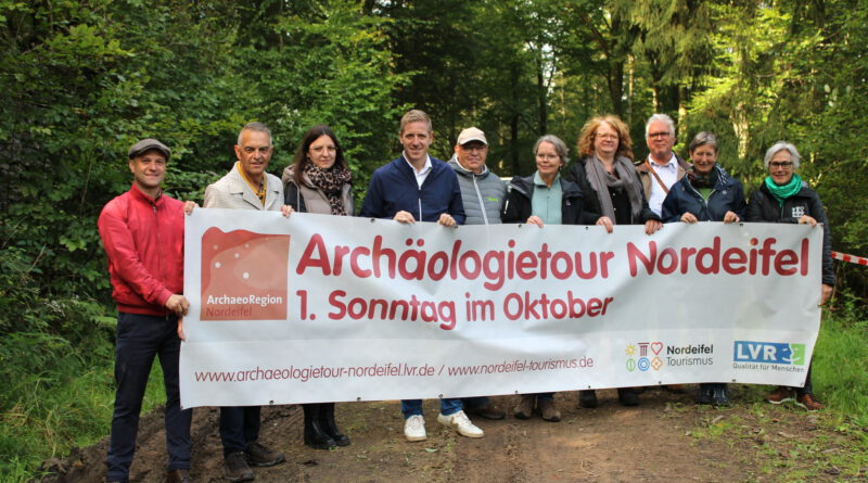 Die diesjährige Archäologietour Nordeifel finden am Sonntag, 6. Oktober, von 10 bis 18 Uhr statt und kann eigenständig, mit einer Bus-, Fahrrad- oder Wandertour erkundet werden. Stolz wurde sie unter anderen von Landrat Markus Ramers (4. v. l.), Dr. Ulrike Müssemeier (5. v. r.) und Dr. Petra Tutlies (2. v. r.) präsentiert. Foto: Rike Piorr/pp/Agentur ProfiPress