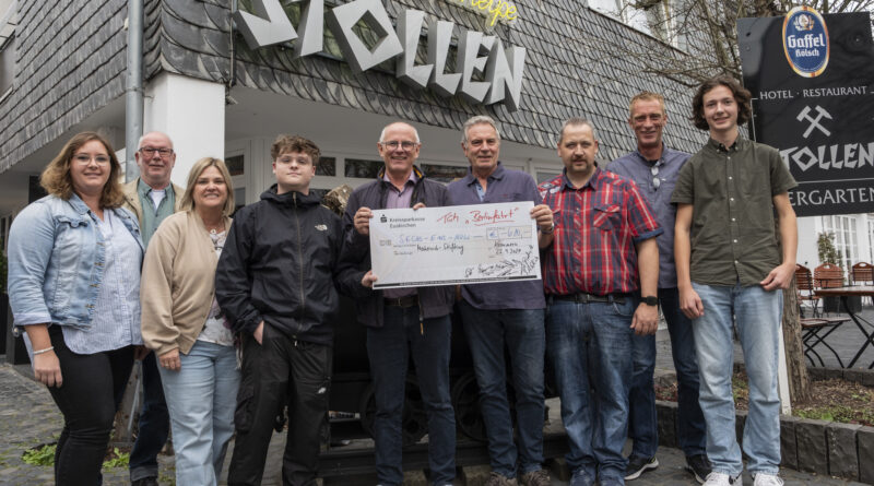 Spendenwillige Tipprunde: Nach einem guten Händchen während der Fußball-EM konnten in Kommern jetzt 610 Euro an Ralf Claßen, den Vorsitzenden der Mechernich-Stiftung übergeben werden. Foto: Ronald Larmann/pp/Agentur ProfiPress