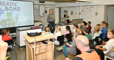 Eine Kinderlesung rund um Agathe Bond, eine Top-Schildkrötenagentin, fand im Bunker unter der Grundschule Satzvey statt. Das Ganze war Teil des Literaturfestivals „Nordeifel Mordeifel“, das Lesungen an ungewöhnlichen Orten bietet. Foto: Henri Grüger/pp/Agentur ProfiPress