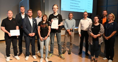 Vertreter verschiedener im MINT-Bereich tätiger Unternehmen und Organisationen übergaben dem Mechernicher Gymnasium Am Turmhof in Paderborn feierlich die Auszeichnung „MINT-freundliche Schule“. Entgegen nahm sie Christoph Schürmann (m.). Foto: HNF/Sergej Magel/pp/Agentur ProfiPress