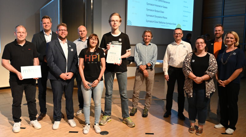 Vertreter verschiedener im MINT-Bereich tätiger Unternehmen und Organisationen übergaben dem Mechernicher Gymnasium Am Turmhof in Paderborn feierlich die Auszeichnung „MINT-freundliche Schule“. Entgegen nahm sie Christoph Schürmann (m.). Foto: HNF/Sergej Magel/pp/Agentur ProfiPress