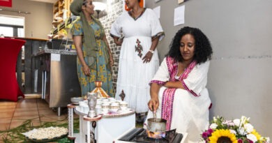 Zum Sommerfest im Café Henry des Euskirchener Rotkreuzhauses präsentierten Ruta Tewelde (v.l.), Metemet Haile und Buzunech Werku eine Kaffeezeremonie wie sie in ihrem Heimatland Eritrea zelebriert wird. Foto: Ronald Larmann/pp/Agentur ProfiPress