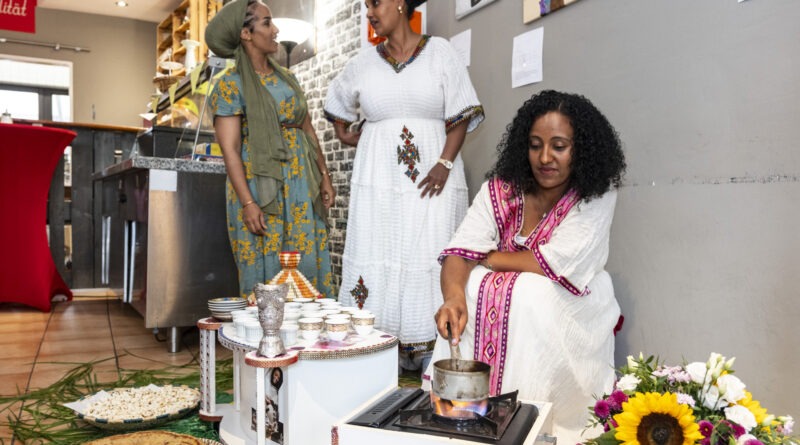 Zum Sommerfest im Café Henry des Euskirchener Rotkreuzhauses präsentierten Ruta Tewelde (v.l.), Metemet Haile und Buzunech Werku eine Kaffeezeremonie wie sie in ihrem Heimatland Eritrea zelebriert wird. Foto: Ronald Larmann/pp/Agentur ProfiPress