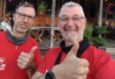 Ingo Hochgürtel (r.) und Volker Zart vor dem Restaurant in Schloss Holte Stutenbrock am Donnerstagabend, dem zweiten Tagesziel. Foto: Privat/pp/Agentur ProfiPress