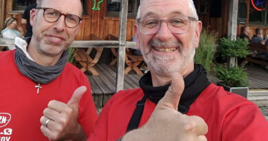 Ingo Hochgürtel (r.) und Volker Zart vor dem Restaurant in Schloss Holte Stutenbrock am Donnerstagabend, dem zweiten Tagesziel. Foto: Privat/pp/Agentur ProfiPress