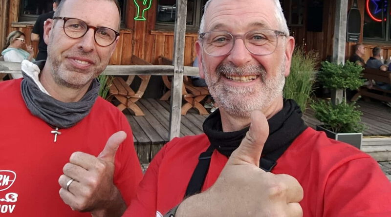 Ingo Hochgürtel (r.) und Volker Zart vor dem Restaurant in Schloss Holte Stutenbrock am Donnerstagabend, dem zweiten Tagesziel. Foto: Privat/pp/Agentur ProfiPress