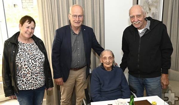 Irmgard Krone (2. v. r.) feierte nun ihren 103. Geburtstag im Seniorenpflegeheim „Hortensiengarten“ in Kommern-Süd. Mit dabei: (v. r.) ihr Sohn Udo Krone, der Mechernicher Bürgermeister Dr. Hans-Peter Schick und ihre Schwiegertochter Brigitte Scheidweiler. Foto: Henri Grüger/pp/Agentur ProfiPress