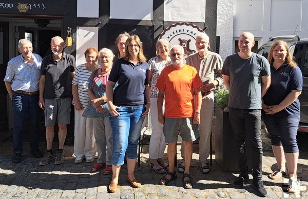 Eine Gruppe unter Leitung der DRK-Flutlotsinnen Karoline July (r.), Angelika Eimermacher (6. v. l.) und Martin Schmitz, Klimaschutzmanager von Bad Münstereifel (2. v. r.), traf sich zum ersten Klima-Café im „Kleens Café“ Bad Münstereifel. Foto: DRK-Kreisverband Euskirchen/pp/Agentur ProfiPress