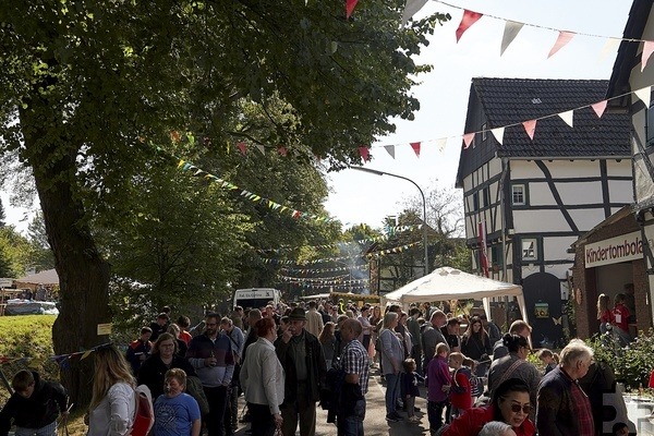 Im Nu ist vor 45 Jahren aus den zarten Anfängen der Lückerather Kinderkirmes ein Riesenvolksfest geworden, das auch am dritten Sonntag im September 2024 Hunderte anzog. Foto: Stephan Everling/pp/Agentur ProfiPress